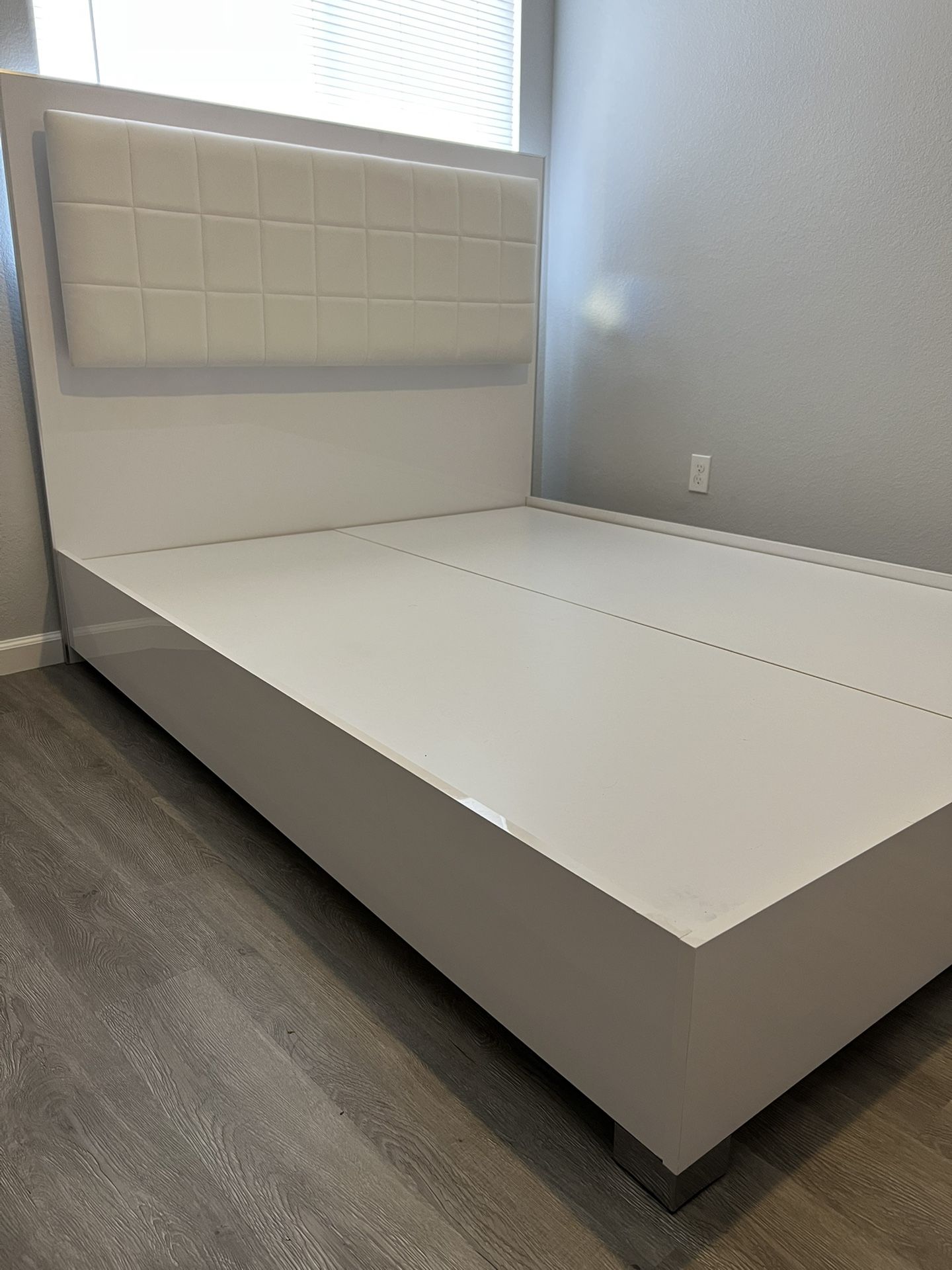 San Marino Modern Queen Bed White 