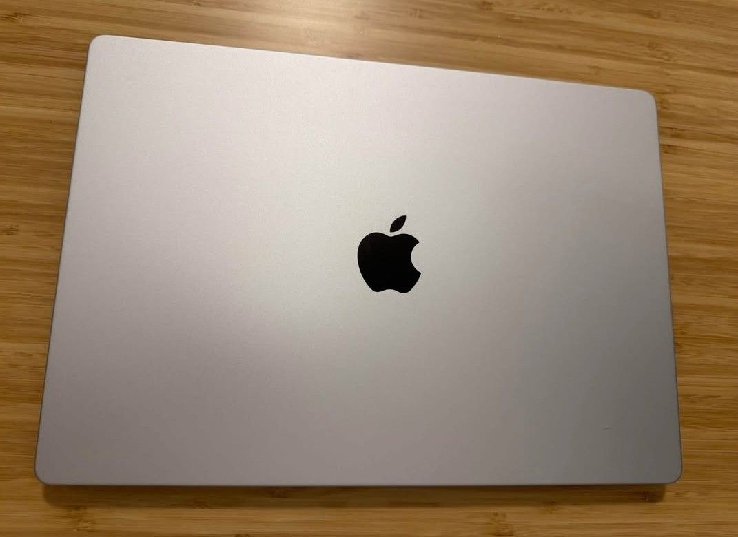 MacBook 16