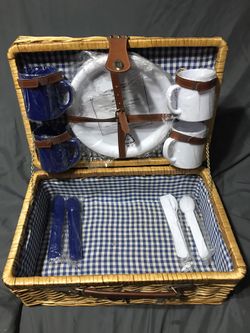 New Vintage Picnic Basket for 4 People