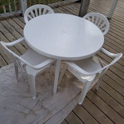 Grosfillex Table And 4 Chairs
