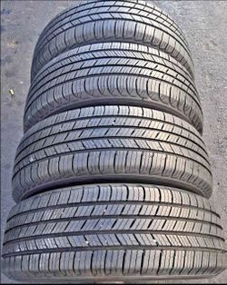 225-65R17 Michelin defender tires usadas en perfecta condición 80%