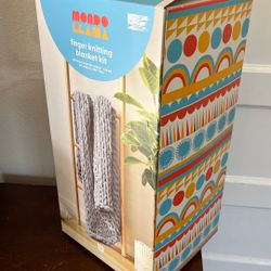 Finger knitting blanket kit 