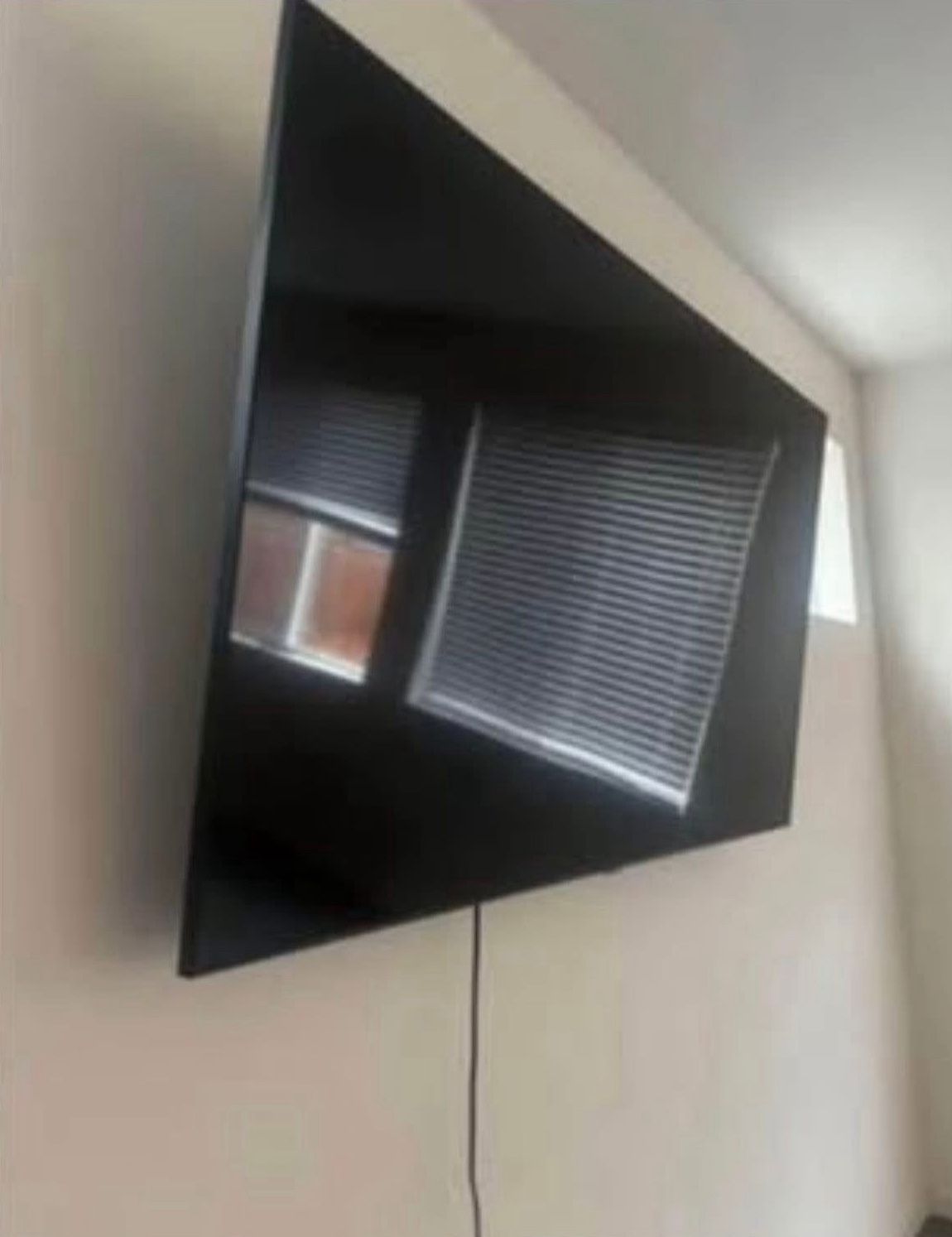 70” SAMSUMG TV UHD CRYSTAL LIKE NEW 