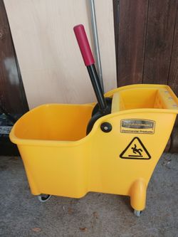 Rubbermaid commercial products mop Bucket like new