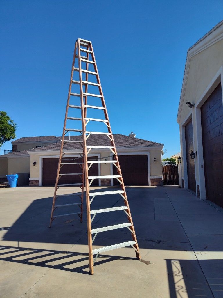 16' Heavy Duty Fiberglass Ladder Step Ladder