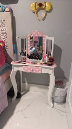 Kids vanity table