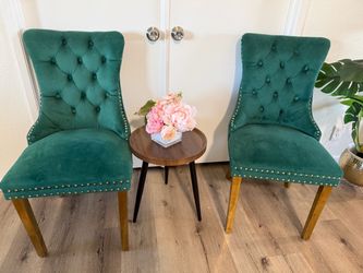 Set of 2 Green Velvet Tufted Accent Chairs