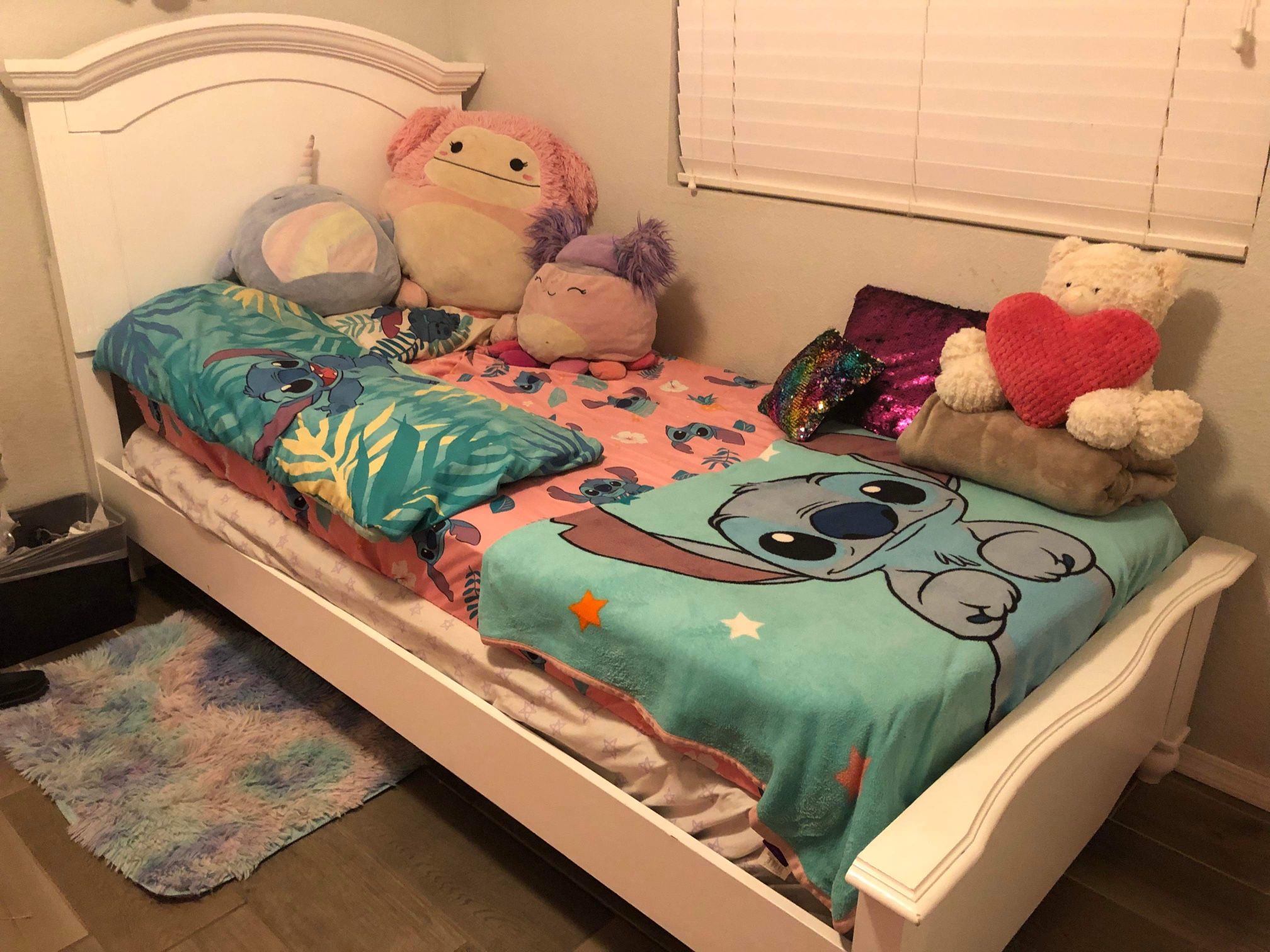 Girl Twin Bed with Dressee in mirror (no mattress included)