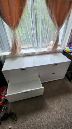 Modern Glossy White 4-Drawer Dresser – Excellent Condition