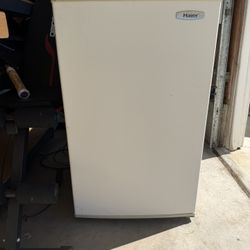 Haier BC-111 Undercounter Refrigerator / Freezer