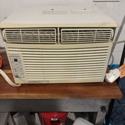A/C Unit Frigidaire 