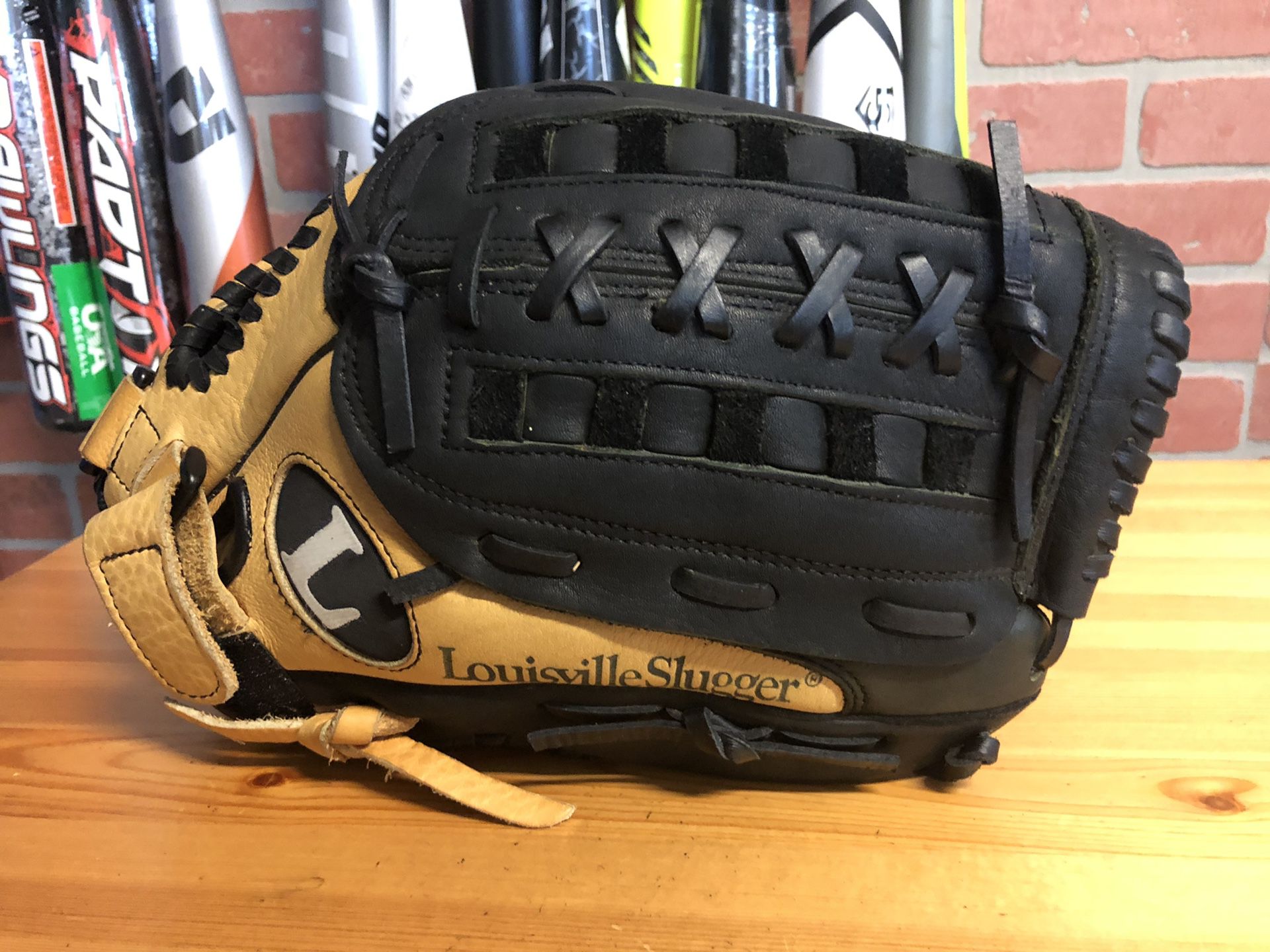 Louisville Slugger Players Series 13.5” Softball glove