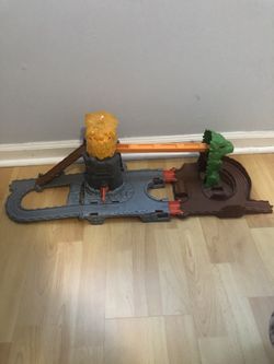 Thomas the train dragon drop track, lights up and makes sound. No trains, just the track