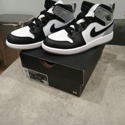 New Kids Jordan 1 Mid "Shadow" Smoke Grey - Size 1Y w/ Box