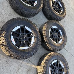 Jeep Wrangler Rubicon JL Stock Rims And Tires