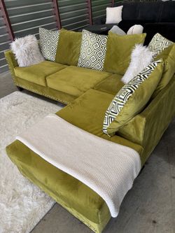 Nice sectional sofa couch (DELIVERY AVAILABLE)