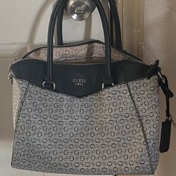 GUESS PURSE GREAT CONDITION 