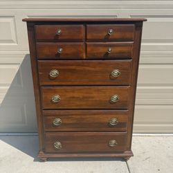 Broyhill 5-Drawer Chest – Solid Wood Dresser