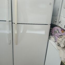 Frigidaire Aparment Size Refrigerator In Excellent Condition. 