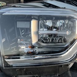 Toyota Tundra Headlight 