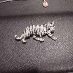 Vintage Rhinestone Tiger Brooch – Bold Statement Jewelry