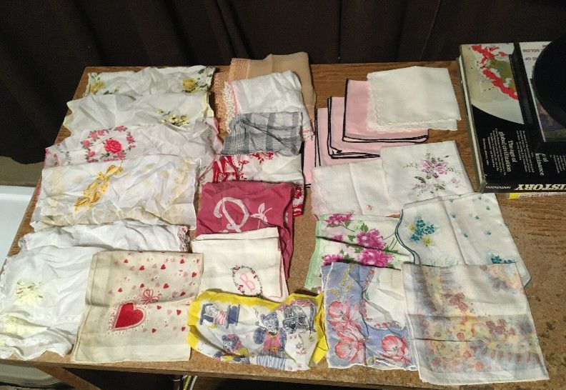 Lot Of 25 Vintage Handkerchiefs Flowers Hearts Designs Goldilocks And The Three Bears