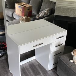 Beauty stand With mirror