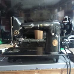 Old Singer Sewing Machine, Works Good