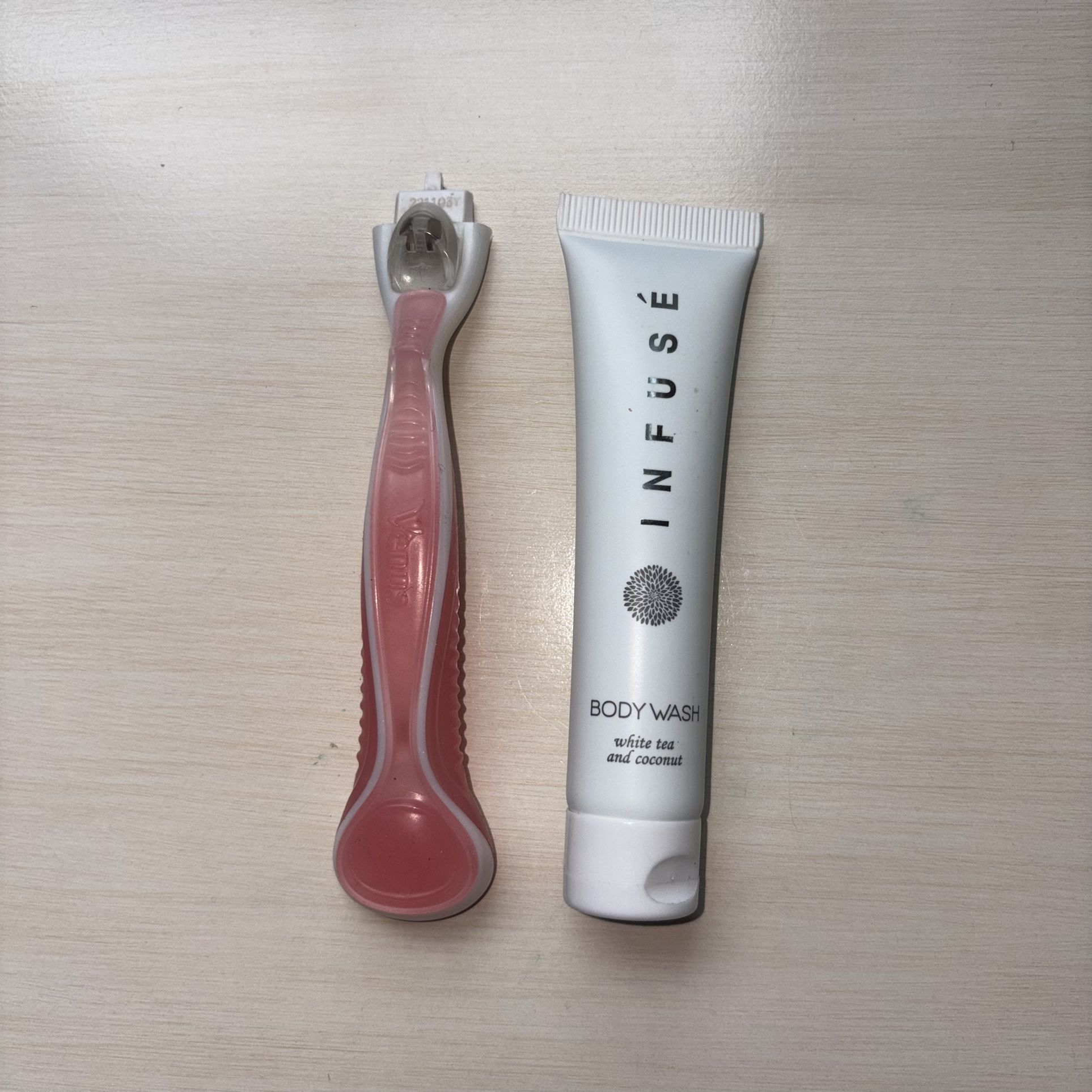 Venus Pink Reusable Shaving Razor Handle & NWT Infusé EcoWell White Tea and Coconut Body Wash