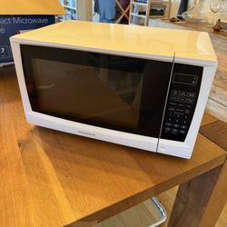 Insignia Microwave 700 Watts (manufactured 2023)