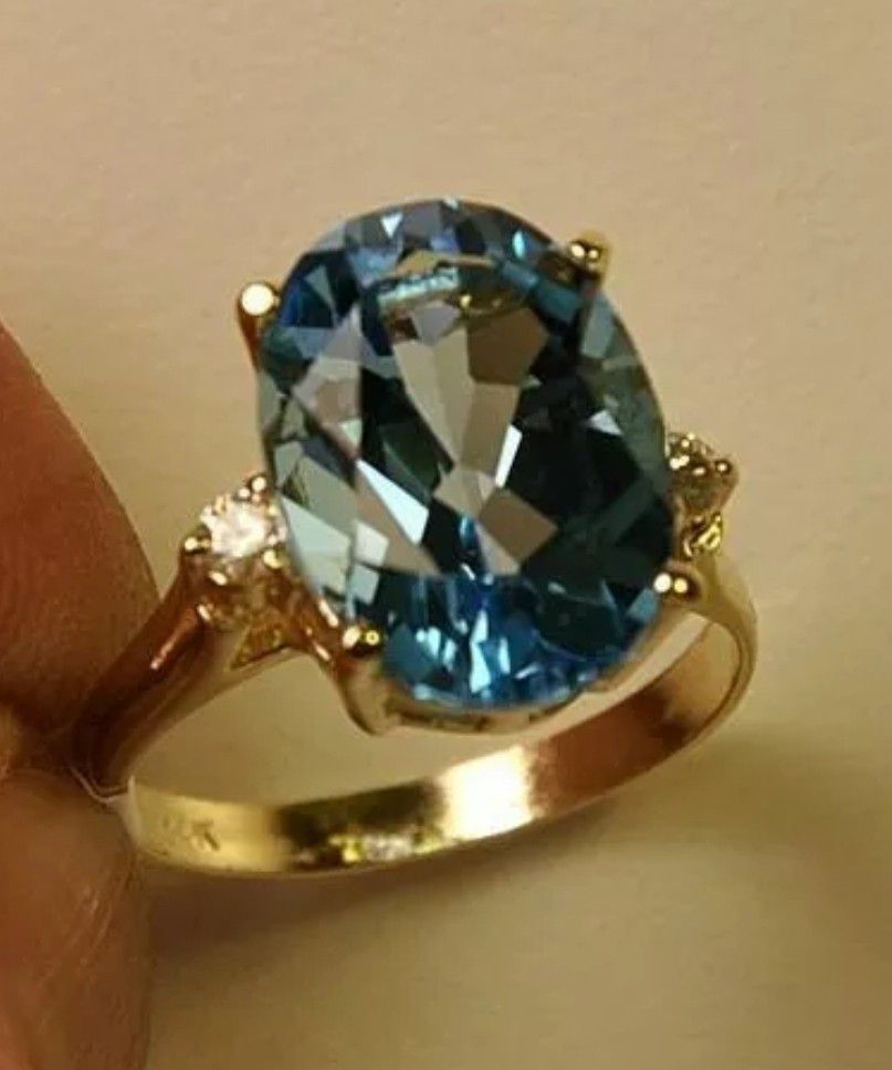A beautifull 14k solid fine gold 7.25 ct Blue Topaz and diamond lady's💍 ring