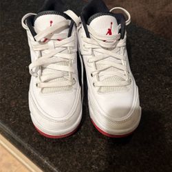 Boys Jordan’s Size 4.5