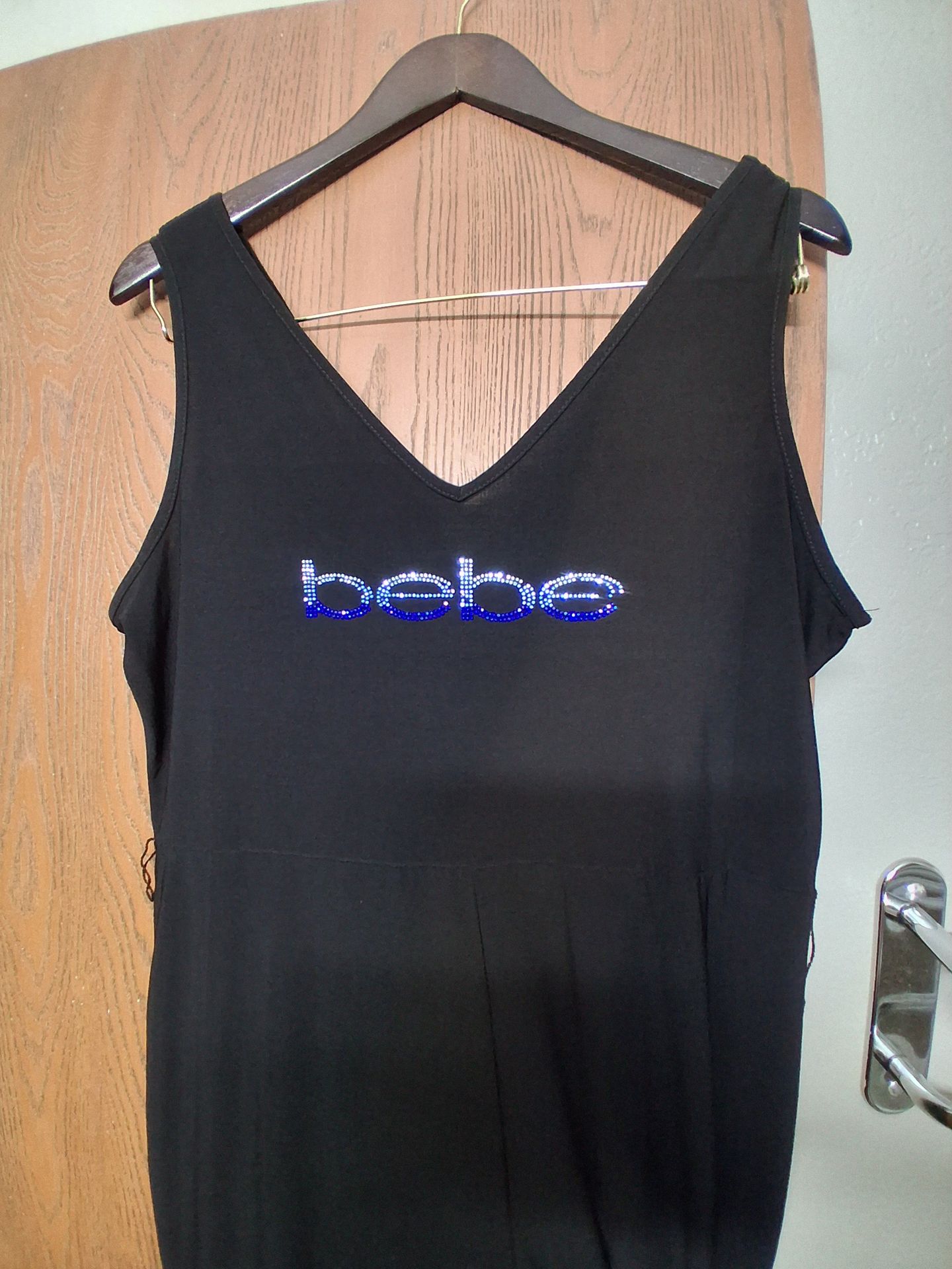 Nice jumpsuit, very cute , very shape .