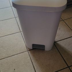 TRASH CAN  STEP TO OPEN