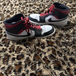 Jordan 1 Mid black and red trainers Size US 12