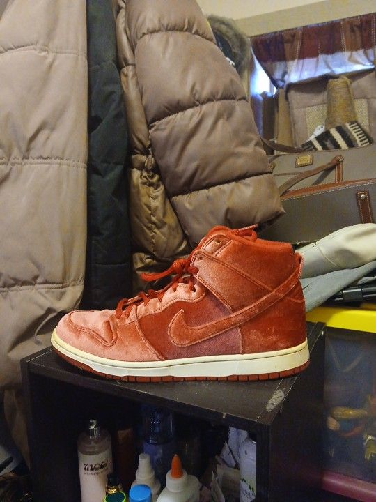 Nike SB Dunk Red Velvet