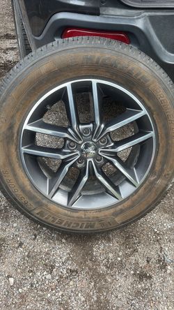 Jeep 18" Alloy Wheel with Michelin Premier Tire