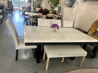White marble top with bench and chairs 😍