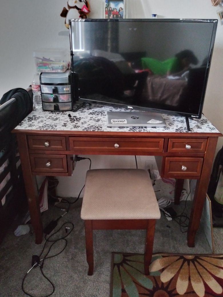 Small solid wood desk for any clean space. my daughter is changing her room