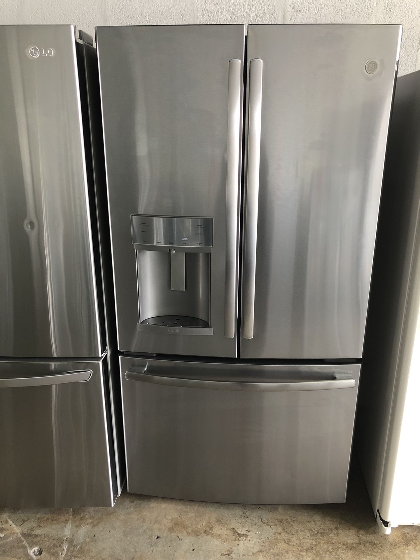 GE REFRIGERATOR 36” Works great and warranty for 3 month Funcionando bien y garantía de 3 meses Delivery and installation available