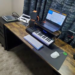 Beautiful Office / Gaming / Minimalistic Table