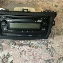 OEM 2012 Toyota Corolla AM FM Radio Stereo CD Player 86120-02F90 / Radio Only