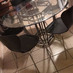 Dining Room Table And 5 Chairs 