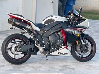 2012 YAMAHA R1 WITH VERY LOW MILES AND IN GOOD CONDITION!