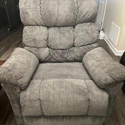 Large and Comfortable Recliner – Great Condition