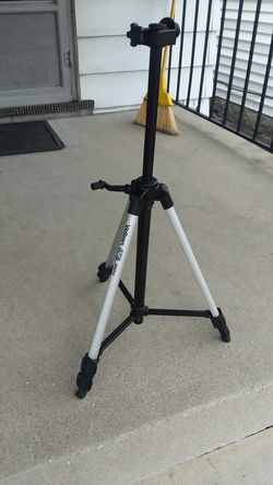 Velbon 5000 folding tripod in good condition only 20$