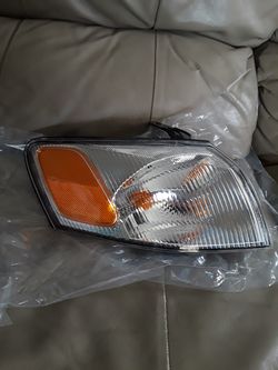 97-01 Toyota Camry corner front right turn signal light complete ready to plug and play