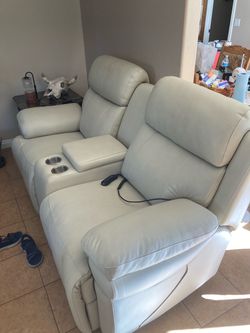 Jerome’s 2 ran couch set