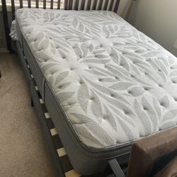 Full Bed (100$) And mattress (75$)