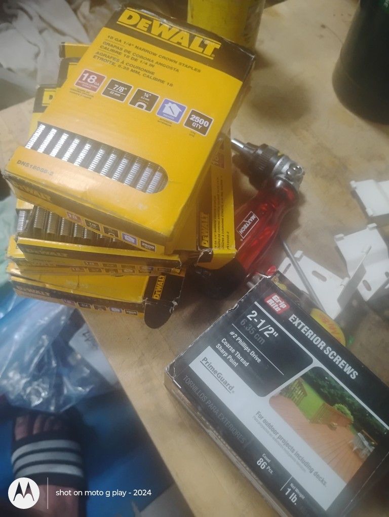 DeWalt 10 Gauge Narrow Crown Staples(2500/Box)